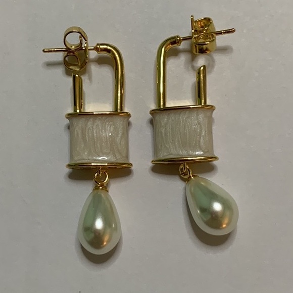 Sold out Vivienne Westwood lgold padlock pearl drop earring - Picture 2 of 7